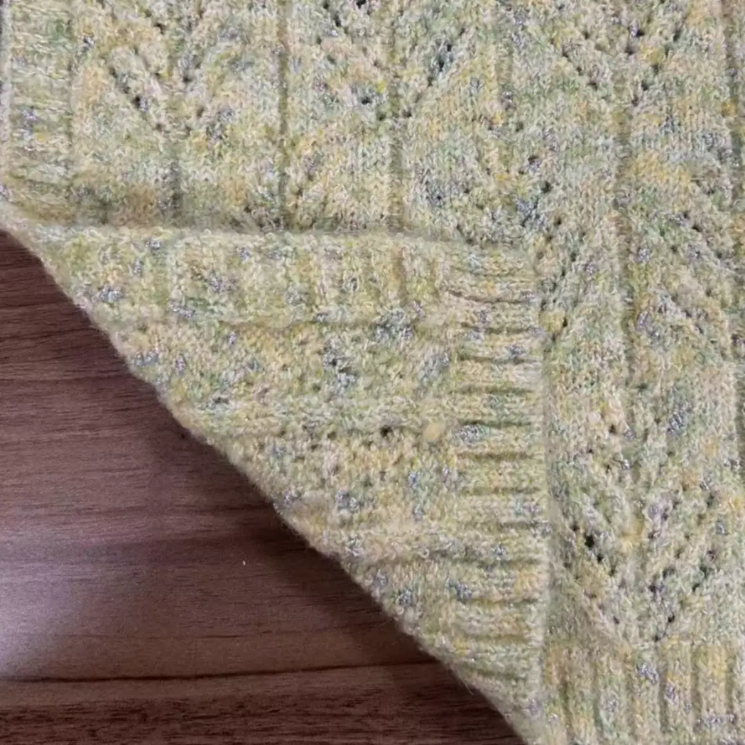 China Yarn for Open Cardigan (Sweater),Half-Zipper Cardigan (Sweater),Casual Long Sleeve Crop Shirt,Cropped V-Neck Shirt,Gorilla Slim Fit Layer Top (Sweater) Knot Yarn Fancy Yarn Wool Acrylic Recycled Polyester Nylon Spandex Paper Metallic Gold Yellow-green color buy from China wholesaler bulk order at wholesale price free worldwide shipping Alibaba