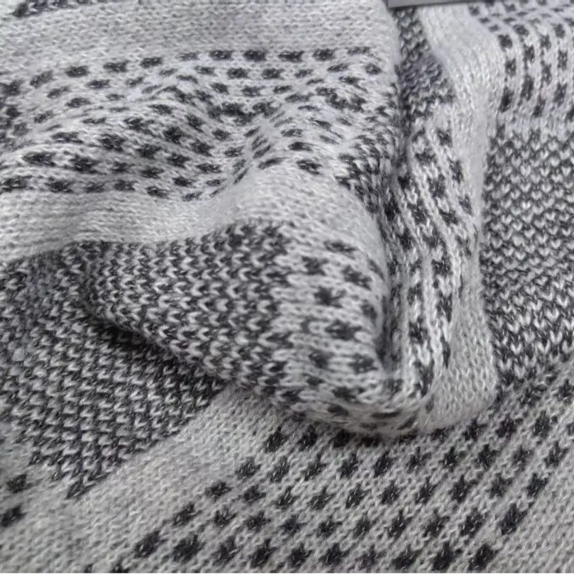 China Yarn for Ladies Vest (Sweater),Men’s Vest (Sweater),Open Cardigan (Sweater),Full-Zipper Cardigan (Sweater),Half-Zipper Cardigan (Sweater),Shirt Half Sleeve Button (Sweater),Round Neck Pullover (Sweater) Mossy Yarn Fancy Yarn Polyester Wool 白色/黑色（white/black） color buy from China wholesaler bulk order at wholesale price free worldwide shipping Alibaba